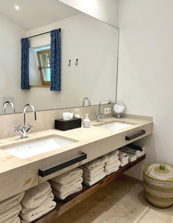 Badezimmer mit Dusche, WC im 1. Stock