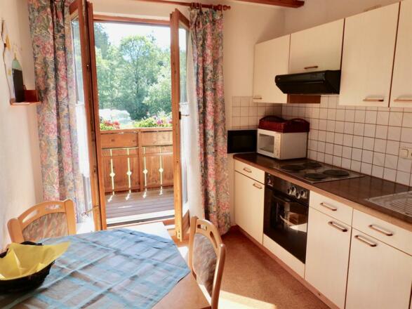 Küche mit Balkontür