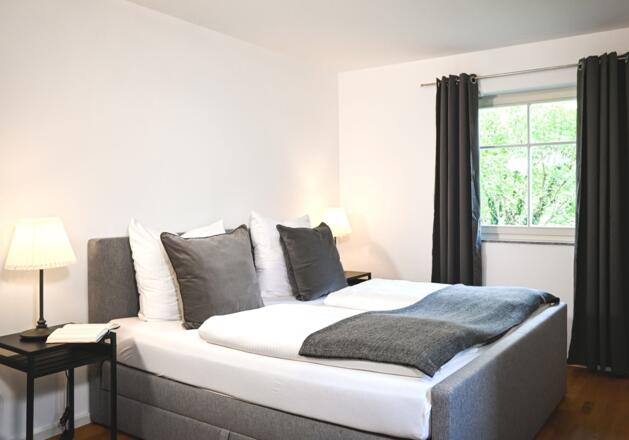 Schlafzimmer mit Doppelbett