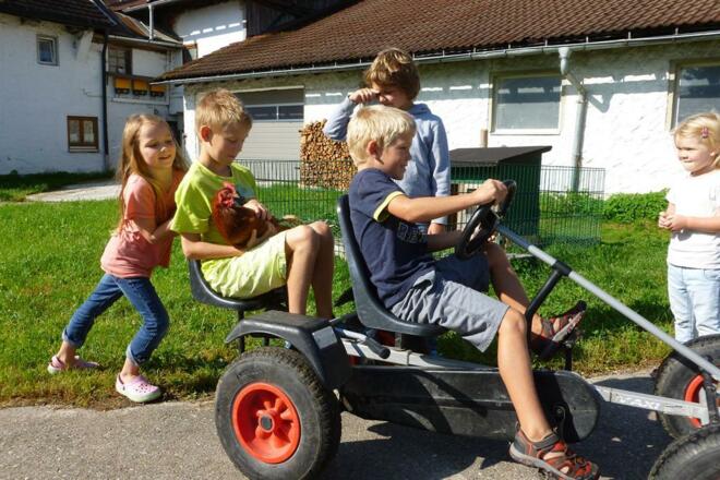 Kinder beim Kettcar fahren