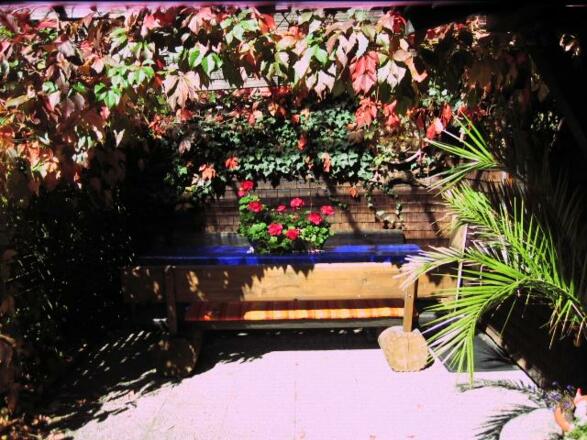 Lauschige Sitzecke vor dem Haus