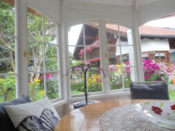 Blick vom Pavillon in den Garten