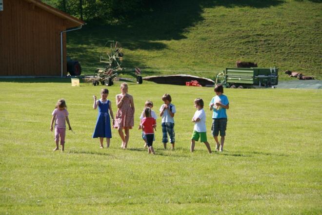 Kinder in der Wiese am Haus