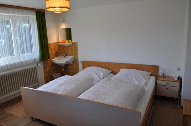 Doppelzimmer mit Waschgelegenheit