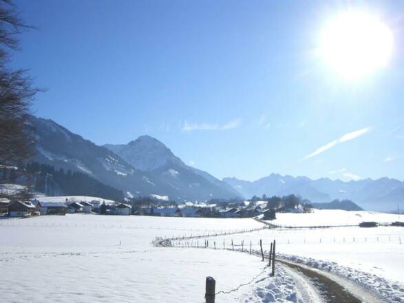 Übersichtsaufnahme Winter Haus am linken Bildrand