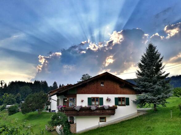 unser Austragshaus im Gegenlicht