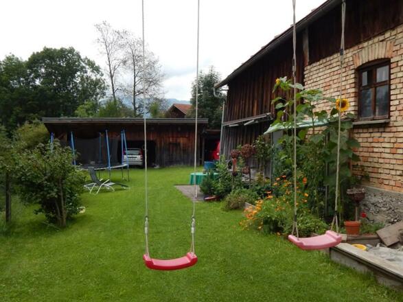 Garten mit Schaukel