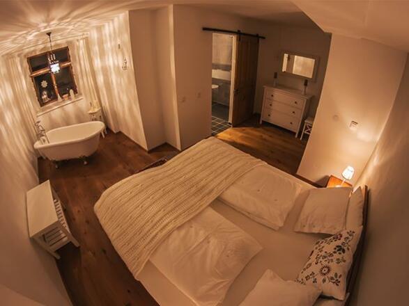 Schlafzimmer_Moni mit_Badewanne