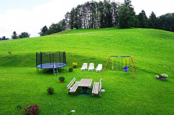 Riesiger Garten und Spielplatz