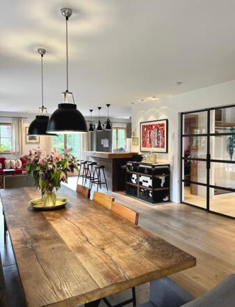 offene Wohn - Küchenraum mit großem Esstisch