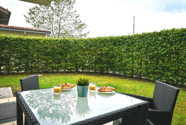 Garten mit Sitzmöglichkeit