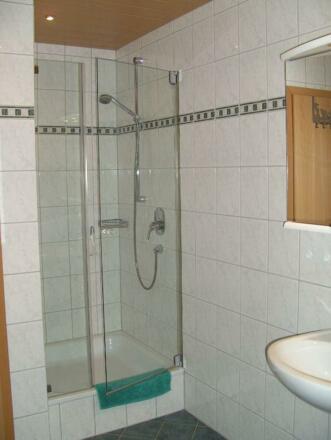 Badezimmer mit Dusche