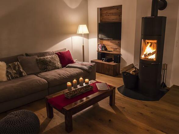 Wohnzimmer mit offenem Kamin