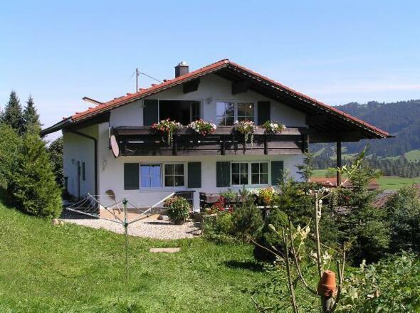 Wohnung im gesamten Obergeschoss mit freiem Blick