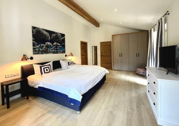 Master Bedroom mit Bad en suite