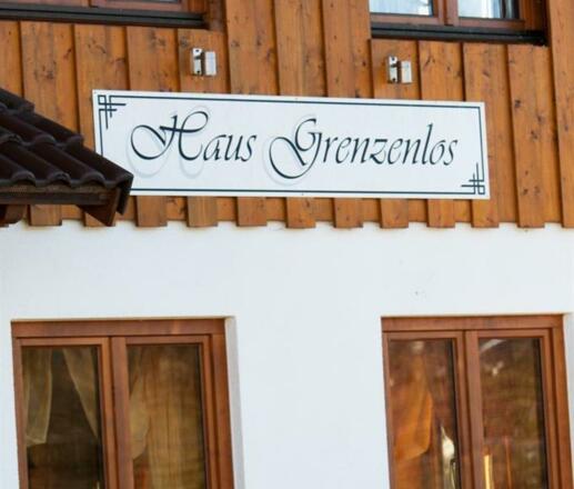 Haus Grenzenlos Schild am Haus