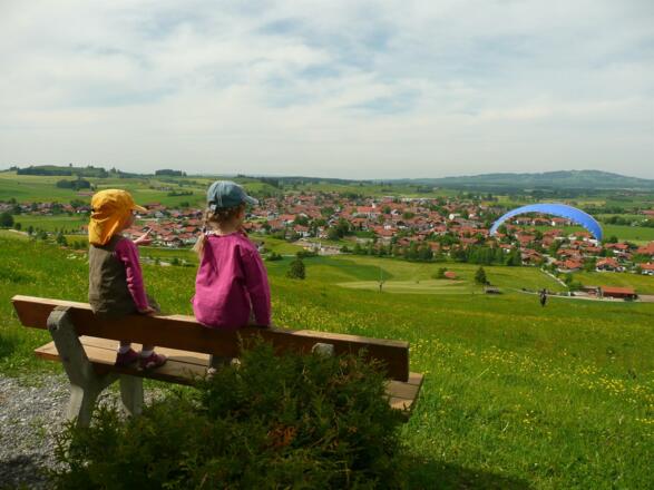 Blick ins Dorf mit Gleitschirmfllieger/Alte Reite