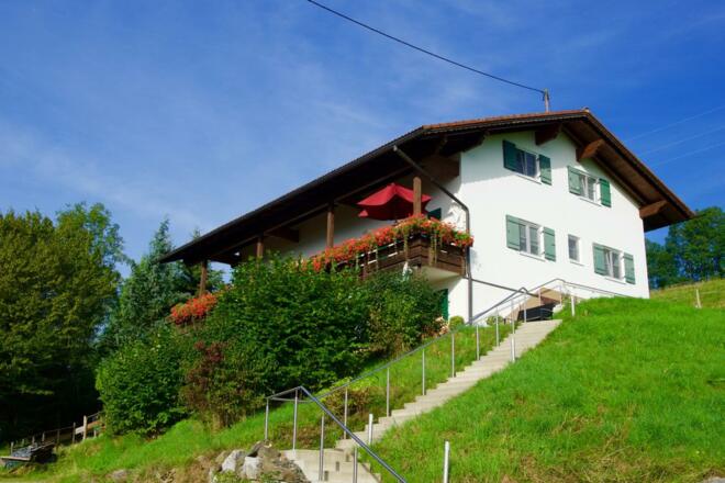 Eine neue Außentreppe mit Beleuchtung.