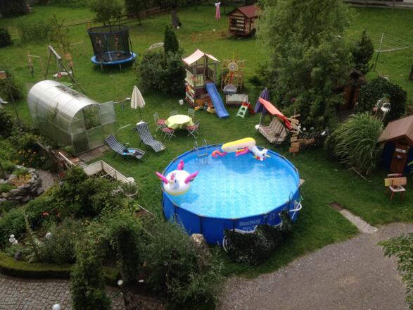 Spielplatz mit Pool