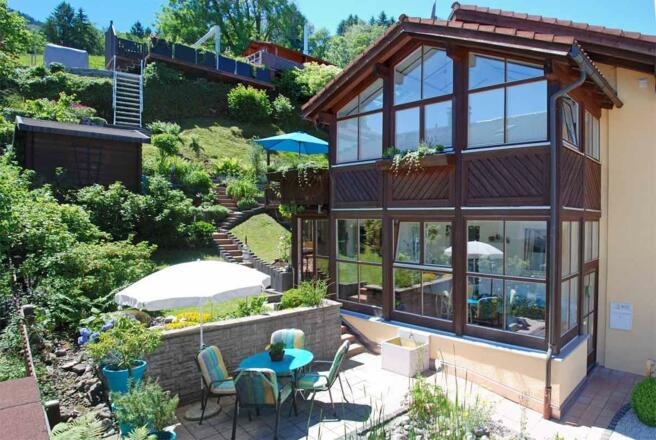 Das Haus mit Garten und Wintergarten