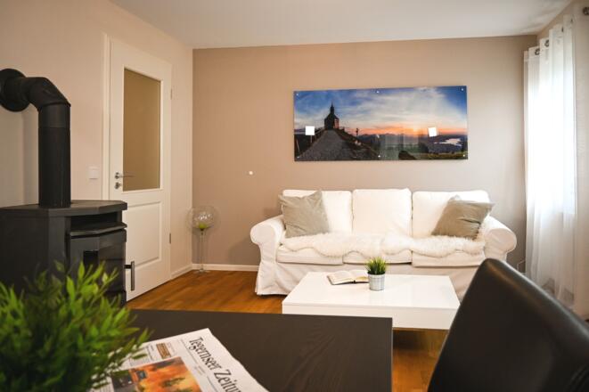 Wohnzimmer mit Esstisch und Ofen