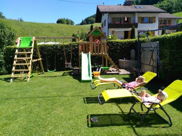 Spieleturm mit Schaukel und Rutsche