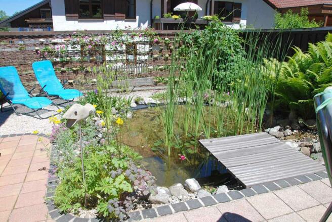 Der Gartenteich mit Liegen