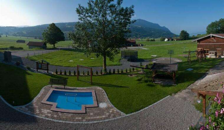 Aussicht vom Balkon, auf den Berg Grünten