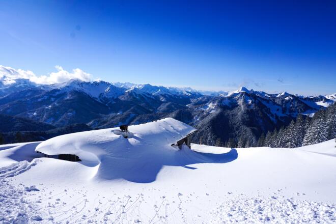Die tief verschneite Wildfeldalm