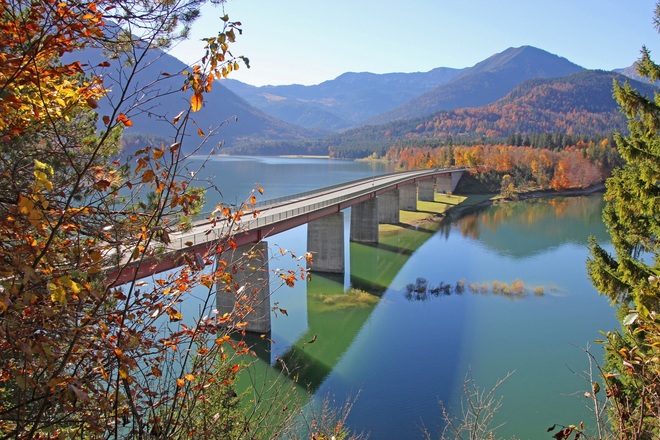 Brücke über den Sylvensteinsee