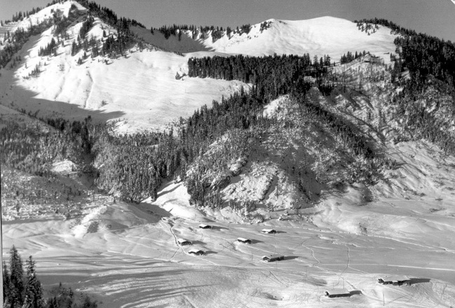 Die Valepperalmen (mit der Albert-Link-Hütte vorne rechts) um 1950