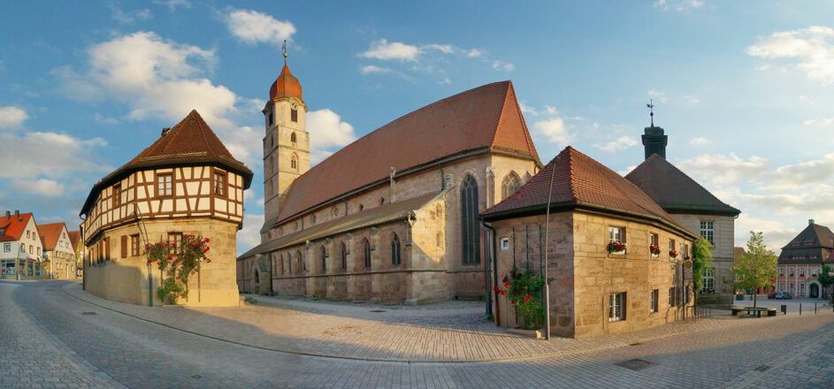 Marktplatz mit Stadtkirche und Fronveste in Langenzenn