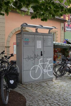 E-Bike-Ladestation vor dem Rathaus in Volkach