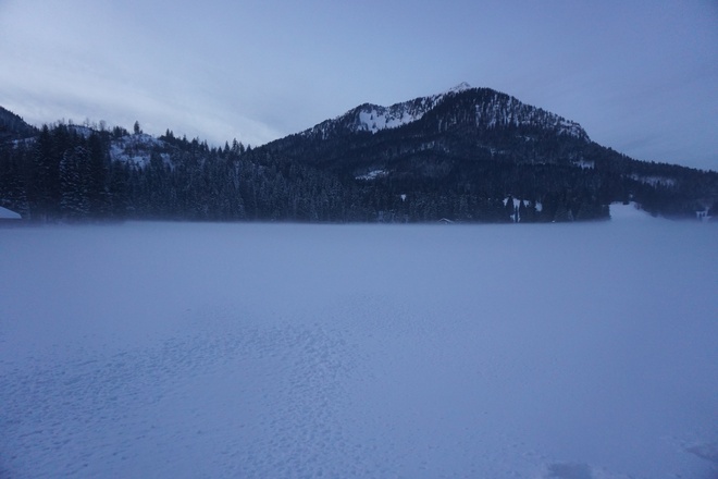 Winternebel am Spitzingsee nach dem Sonnenuntergang