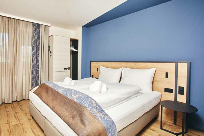 Schlafzimmer Apartment blau - Homebound Apartments Bad Goisern