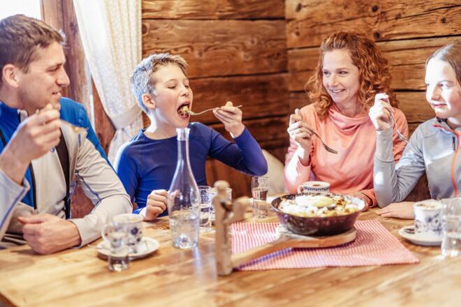 Kaiserschmarrn in der urigen Böglalm