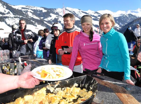 Böglalm Käsespätzel aus der Riesenpfanne