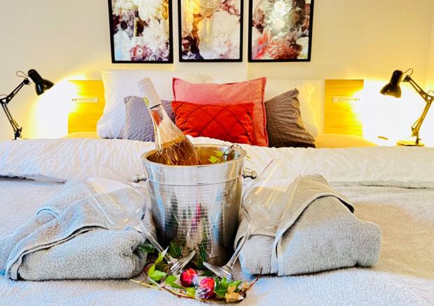 dieses Schlafzimmer der Fewo zwischen Berg und Bach hat zusätzllich einen eigenen kleinen, ruhigen Holzbalkon