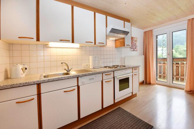 Küche mit Balkon und Blick auf die  Bergwelt