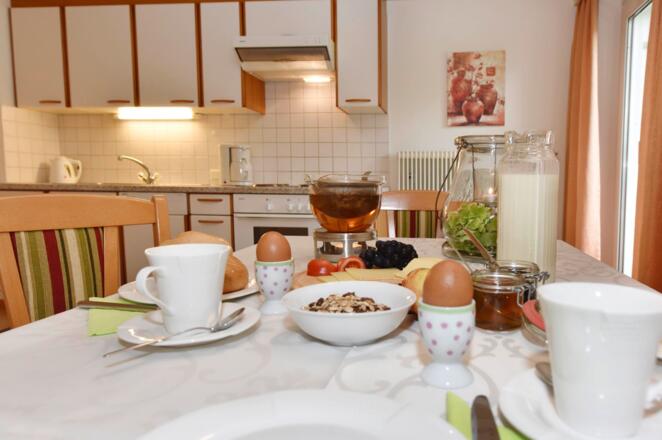 Heumilch, Eier und Honig direkt vom Hof im Feld