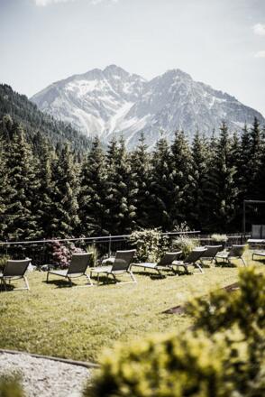 Liegewiese mit Bergblick