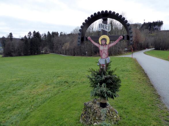 Wenige Meter nach dem Wegkreuz zweigt die Route Richtung Grub nach links ab.