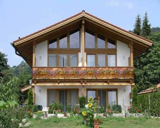 Haus St. Michael Südansicht mit Garten zentraler Ausgangspunkt für alle Ausflüge mit Bus und Bahn, ideal für Spaziergänge, auch für Radwanderungen, wenige Gehminuten zum Einkaufen