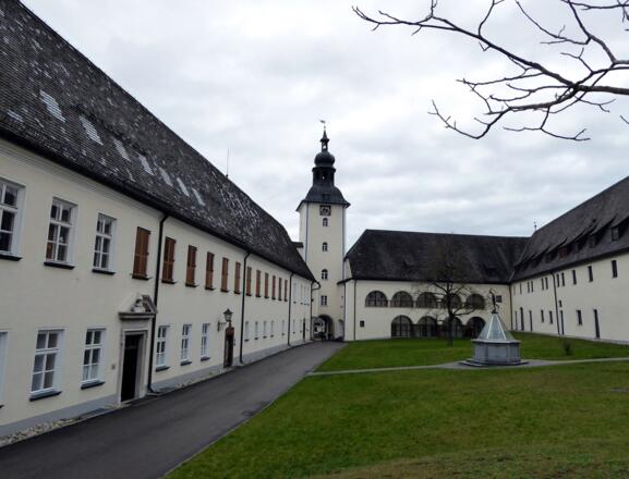Die Benediktinerabtei Michaelbeuern beherbergt auch eine Schule.