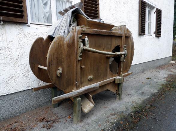 Eine alte Getreidemühle für den Eigenbedarf beim Hof Grub.