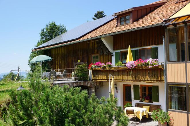 FeWo-Balkon mit angrenzender Terrasse