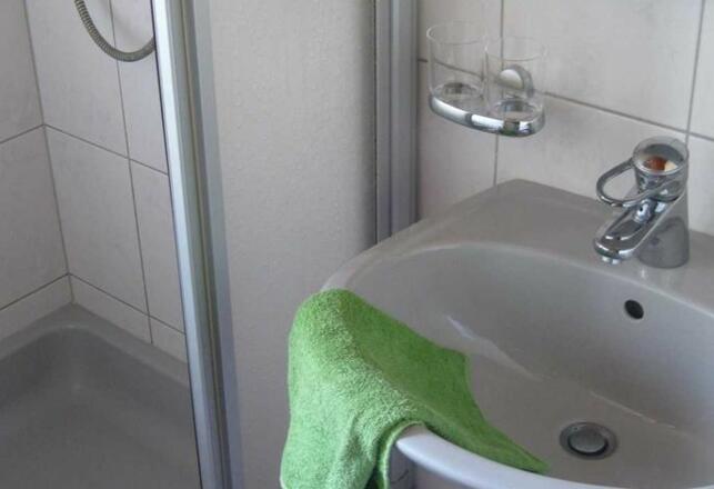 Dusche & WC in der Ferienwohnung mit Balkon
