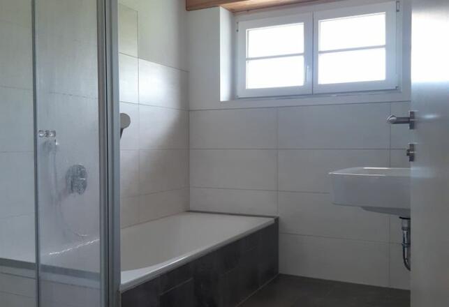 Bad mit Dusche und Wanne