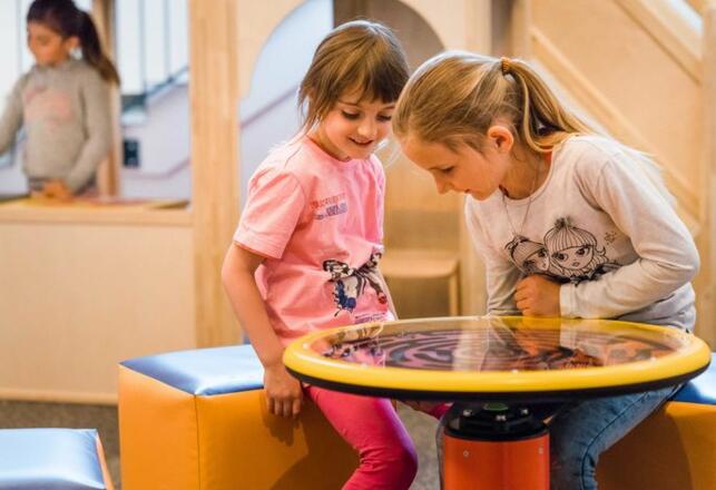 Der Indoor-Spielbereich ist mit modernen Lern- und Geschicklichkeitsspiele Ausgestattet.