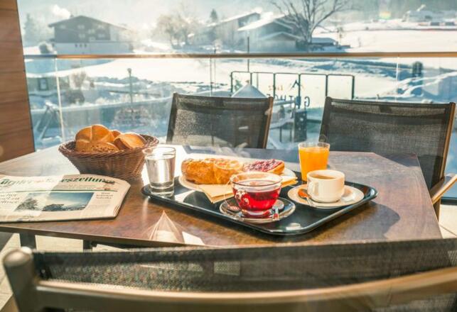 Frühstück auf dem Balkon - auch im Winter ein Erlebnis im Guthof Lutz.
